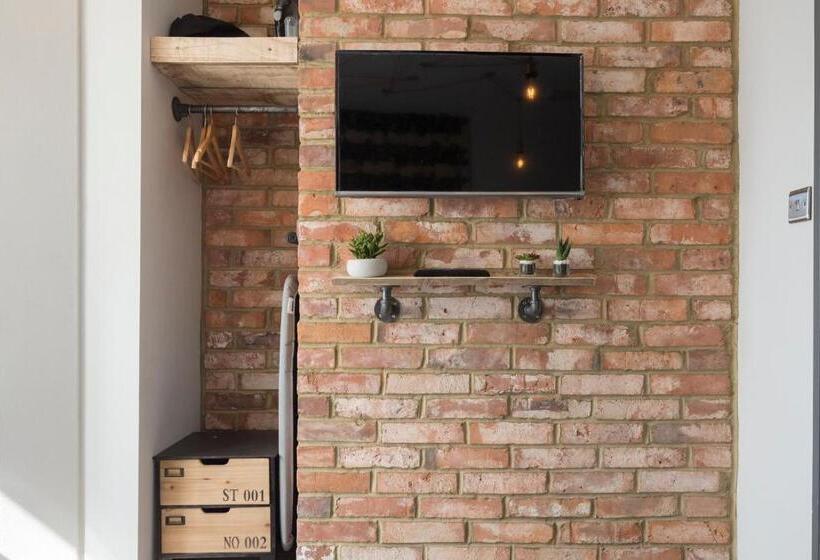 スタンダードルーム, One Broad Street