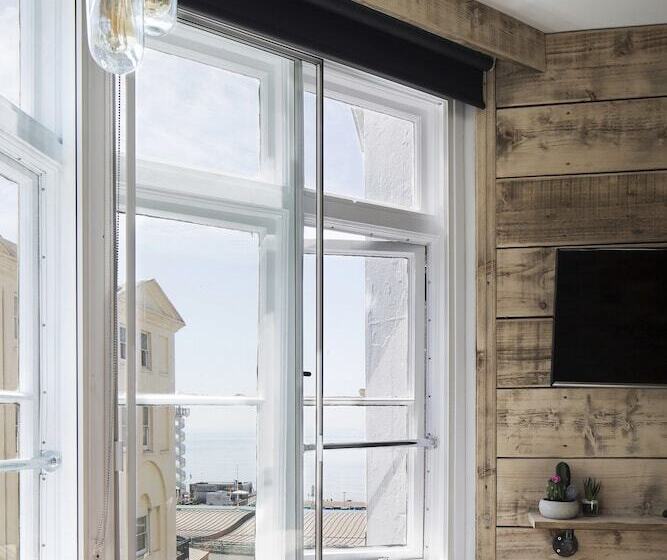 スタンダードルーム, One Broad Street