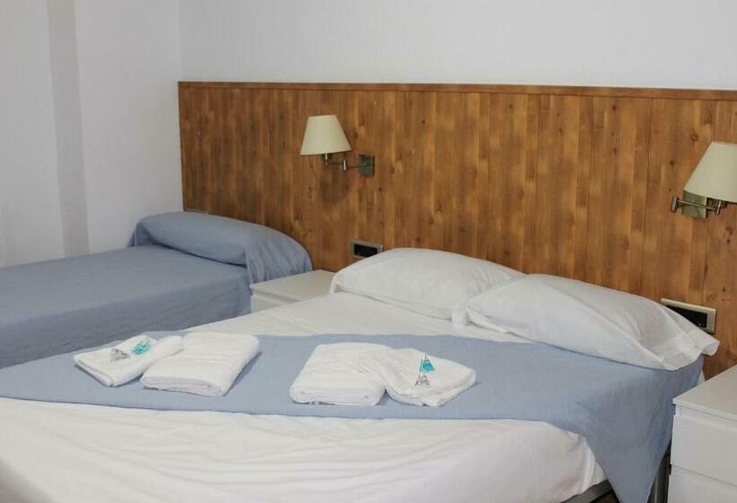 스탠다드 트리플 룸, Hostal Amantes De Teruel