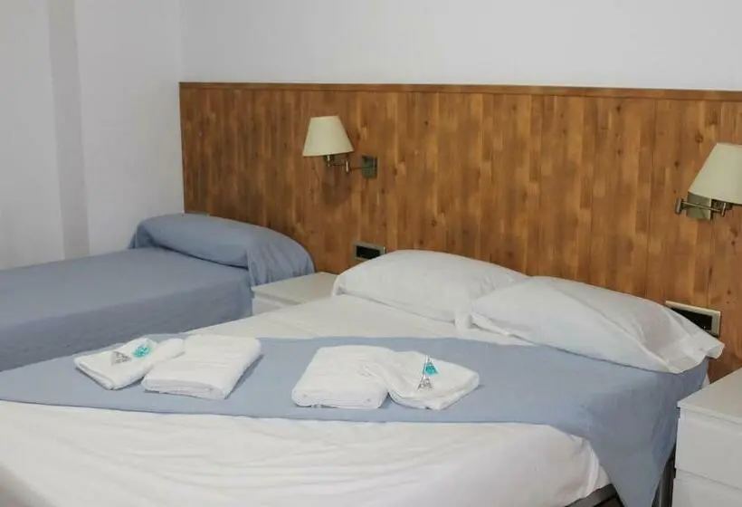 اتاق استاندارد سه نفره, Hostal Amantes De Teruel