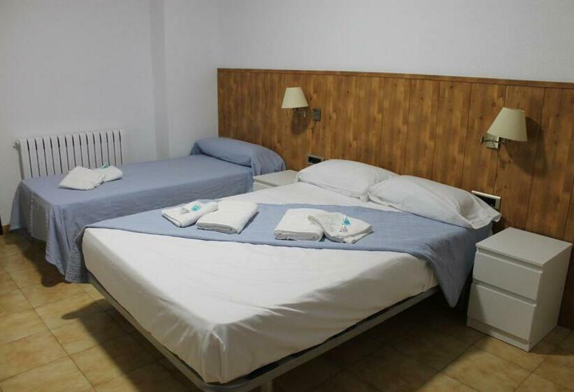 스탠다드 트리플 룸, Hostal Amantes De Teruel