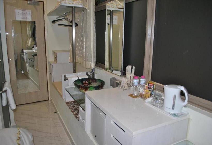 اتاق استاندارد, Jayleen Clarke Quay