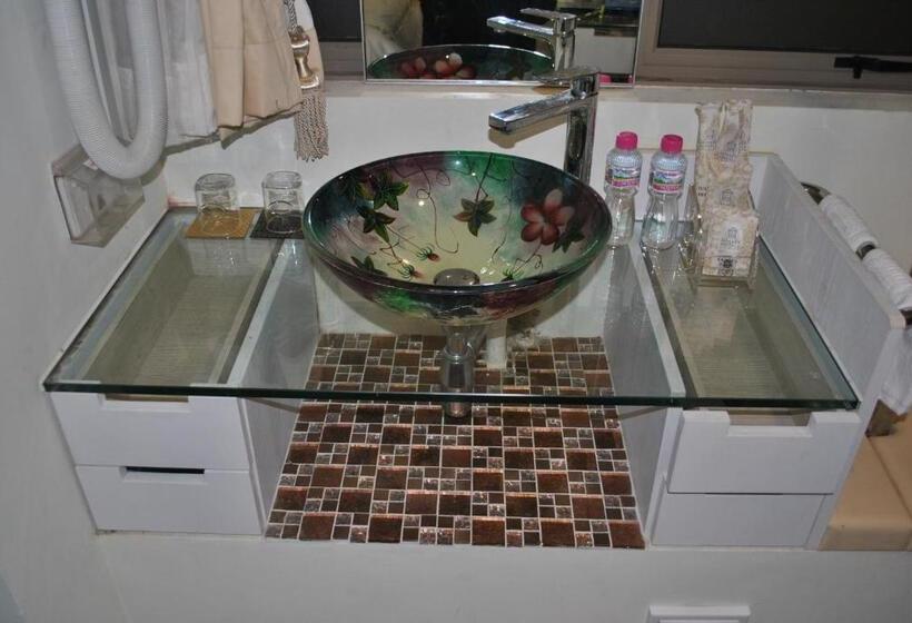 اتاق استاندارد, Jayleen Clarke Quay