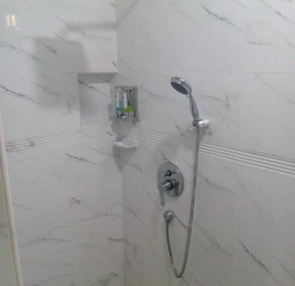 اتاق لوکس چهار تخته, Jayleen Clarke Quay