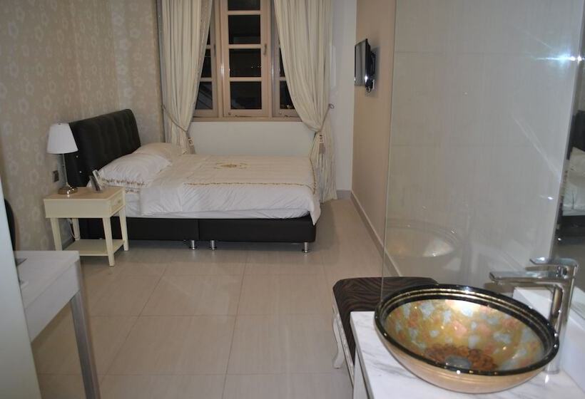 اتاق لوکس, Jayleen Clarke Quay