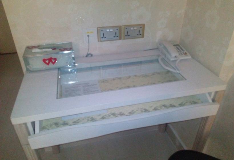 اتاق لوکس, Jayleen Clarke Quay