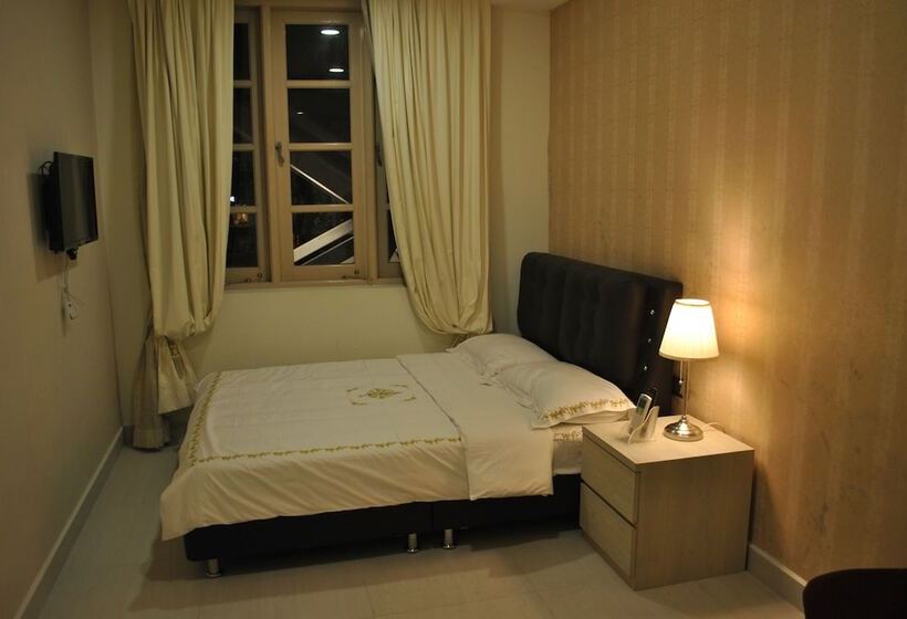 اتاق لوکس, Jayleen Clarke Quay