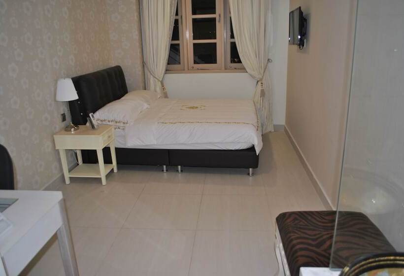 اتاق لوکس, Jayleen Clarke Quay