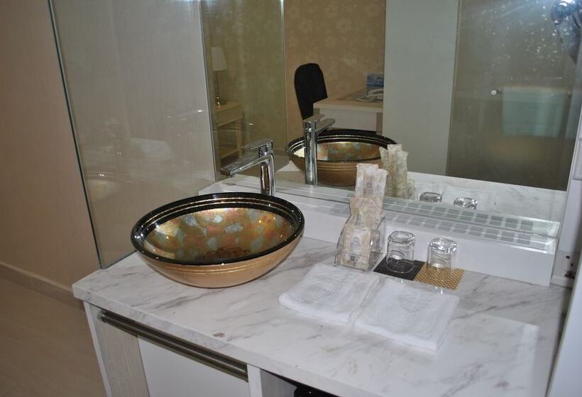 اتاق لوکس, Jayleen Clarke Quay