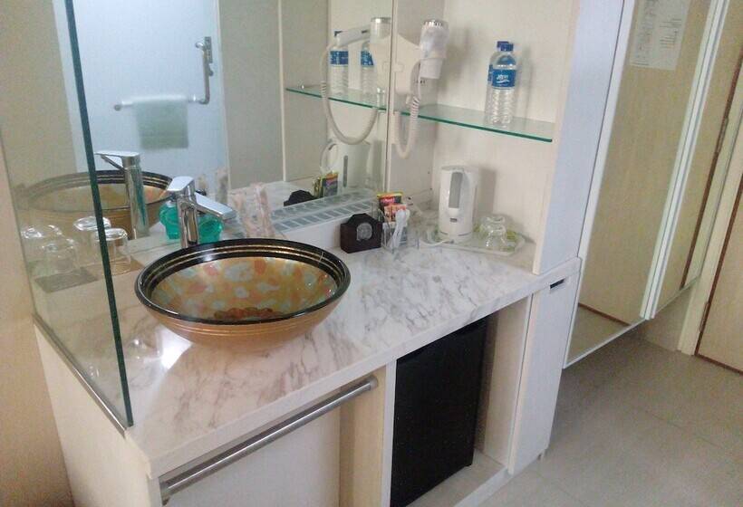 اتاق لوکس, Jayleen Clarke Quay