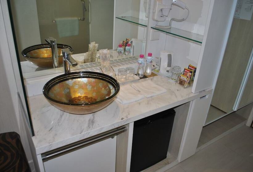 اتاق لوکس, Jayleen Clarke Quay