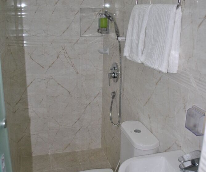 اتاق لوکس, Jayleen Clarke Quay