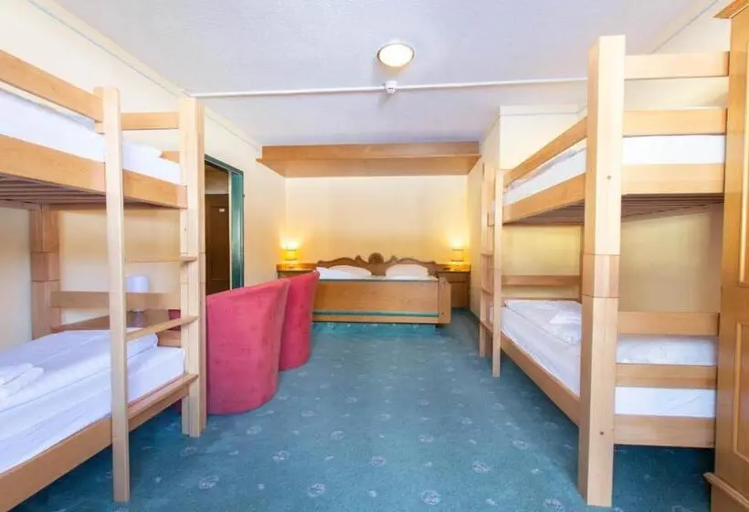 ルームシェアのワンベッド, Mountain Hostel