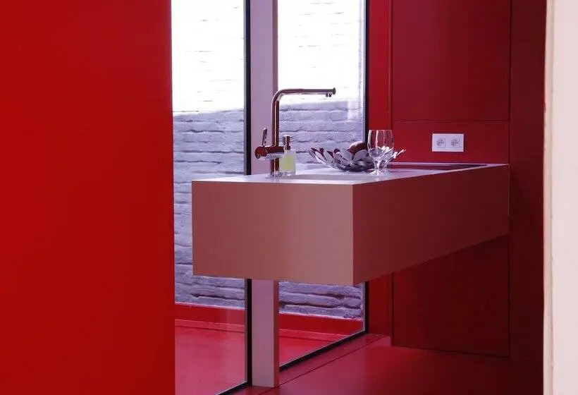 スイート, The Red Spot