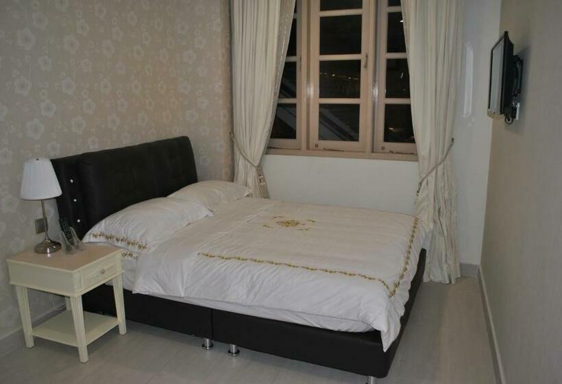 اتاق لوکس, Jayleen Clarke Quay