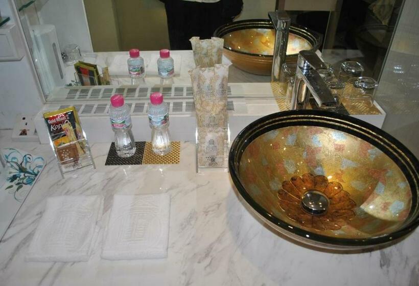 اتاق استاندارد, Jayleen Clarke Quay