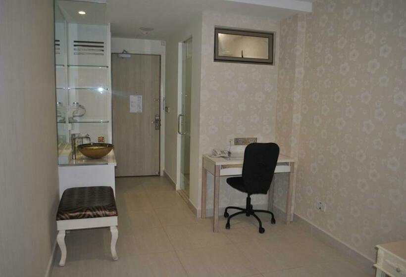 اتاق لوکس, Jayleen Clarke Quay