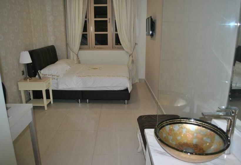 اتاق لوکس, Jayleen Clarke Quay