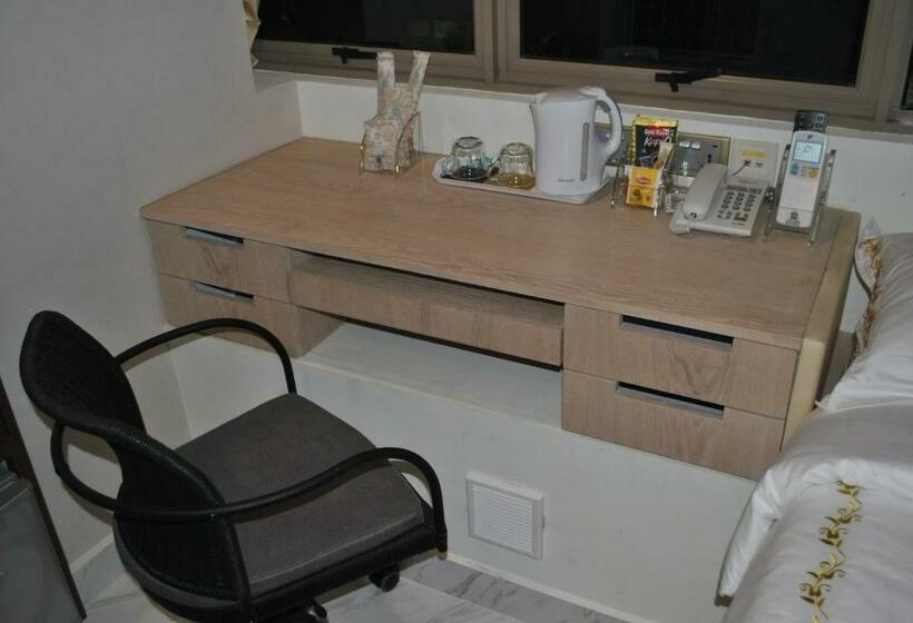 اتاق استاندارد, Jayleen Clarke Quay