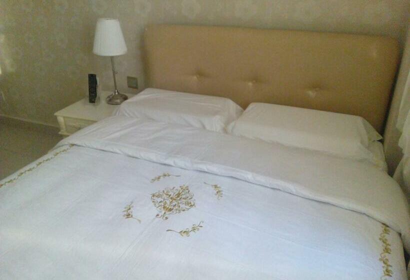 اتاق لوکس, Jayleen Clarke Quay