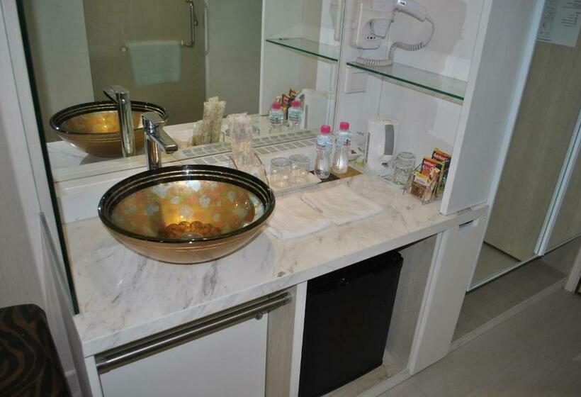 اتاق لوکس, Jayleen Clarke Quay