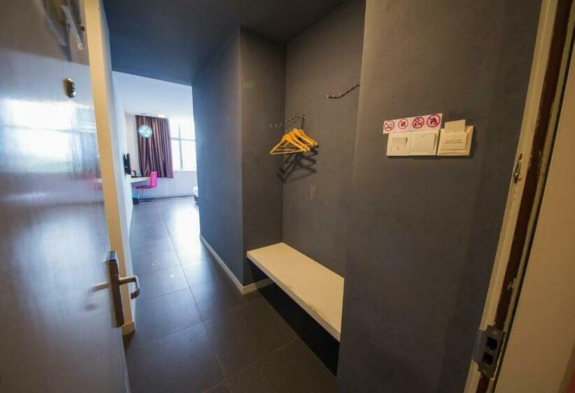 اتاق اجرایی, B&s Boutique