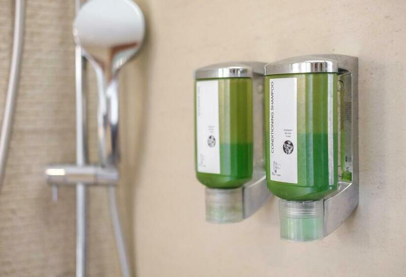 غرفة ديلوكس مطلة على حمام السباحة, Fairfield By Marriott Bali Legian