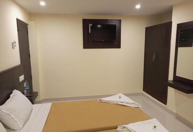 חדר בסיסי לשלושה, Purple Inn