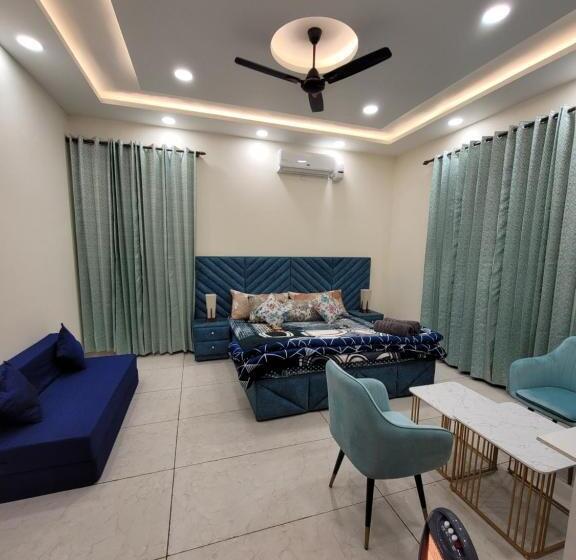 스탠다드 룸 킹사이즈 침대, Regalia Home Sapphire Stay