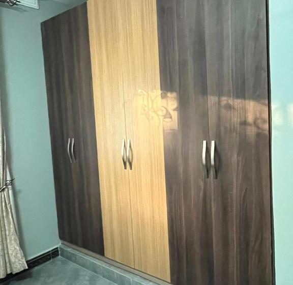 اتاق اکونومی, Ronald Virtue Apartments