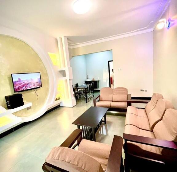 اتاق اکونومی, Ronald Virtue Apartments