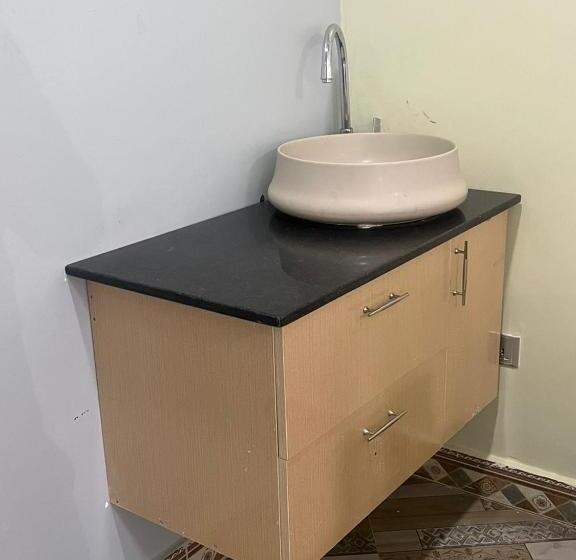 اتاق اکونومی, Ronald Virtue Apartments