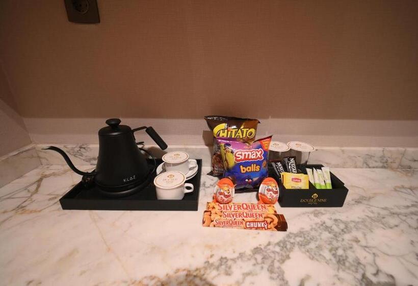 חדר דלוקס, Double Nine