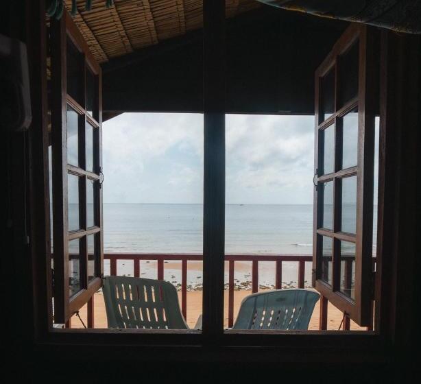 غرفة قياسية مطلّة علي البحر, Beachfront Hut Upstairs Astra   Beach Shack Chalet