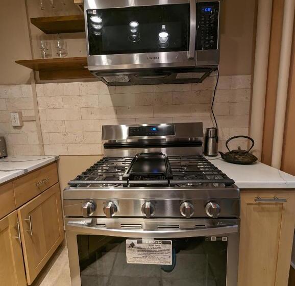 침실 1개 아파트, Fully Renovated Manhattan Gem