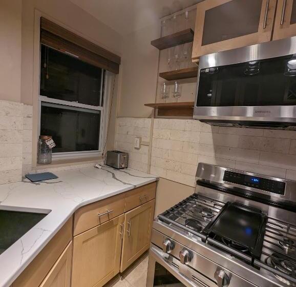 آپارتمان 1 خوابه, Fully Renovated Manhattan Gem