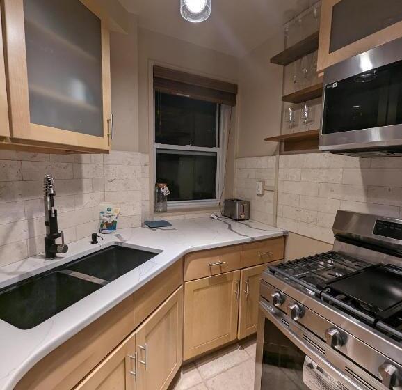 침실 1개 아파트, Fully Renovated Manhattan Gem