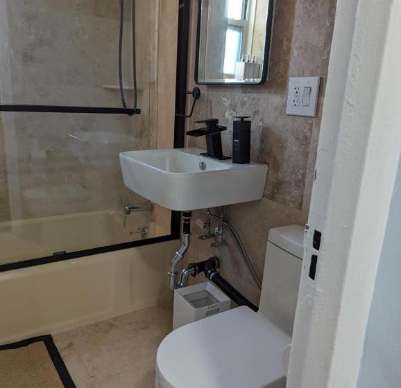 آپارتمان 1 خوابه, Fully Renovated Manhattan Gem