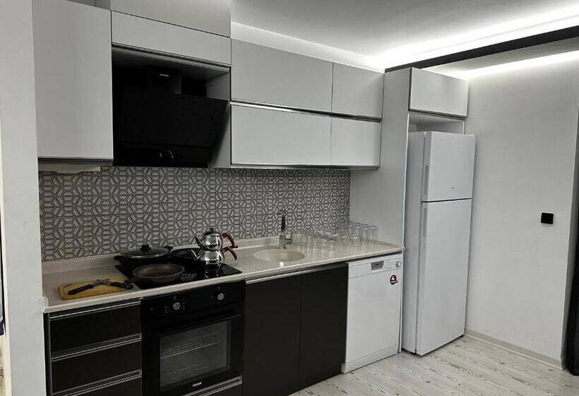 מיטת קינג בסוויטה, Kt Home Hotel & Apartments