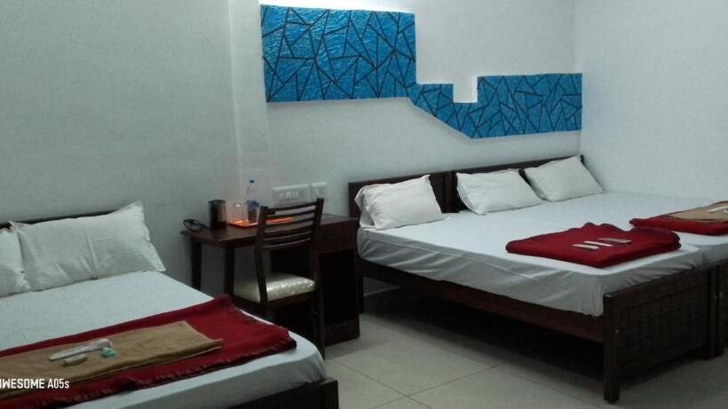 חדר סטנדרט לארבעה, Sky Residency Lodge