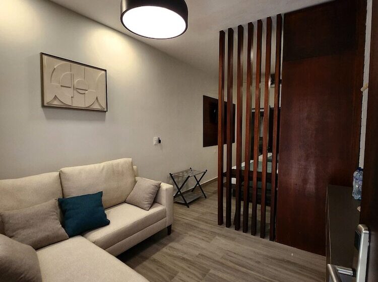 اتاق خانوادگی, Tepeu