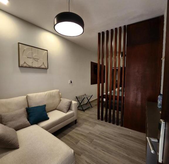 اتاق خانوادگی, Tepeu