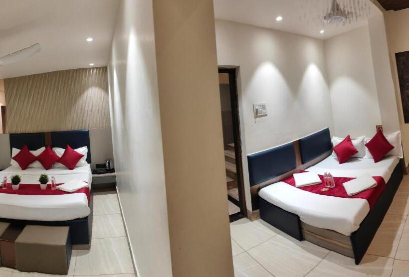 غرفة عائلية, Kiara Shirdi Park Inn