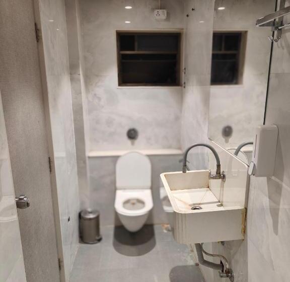 غرفة عائلية, Kiara Shirdi Park Inn