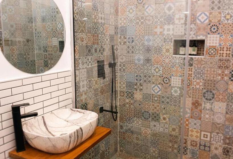 اتاق استاندارد یک نفره, Ulo Lagos