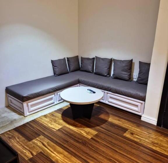 استودیوی استاندارد, Ulo Lagos