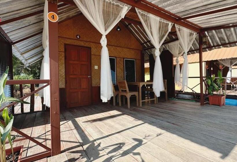 스탠다드 트리플 룸, อิงน้ำท่าจีน