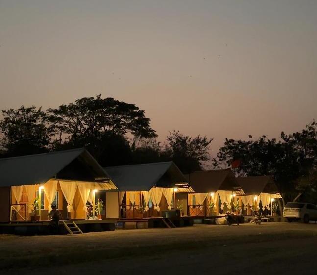 スタンダードトリプルルーム, อิงน้ำท่าจีน