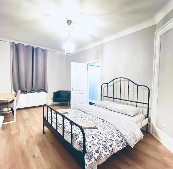 اتاق لوکس, O Canada Guest House