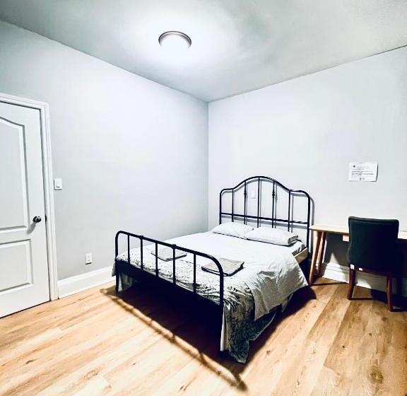 اتاق لوکس, O Canada Guest House